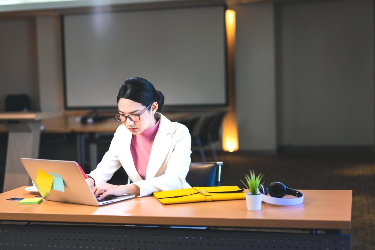 Ambiente di lavoro professionale dove si sviluppano strategie SEO concrete