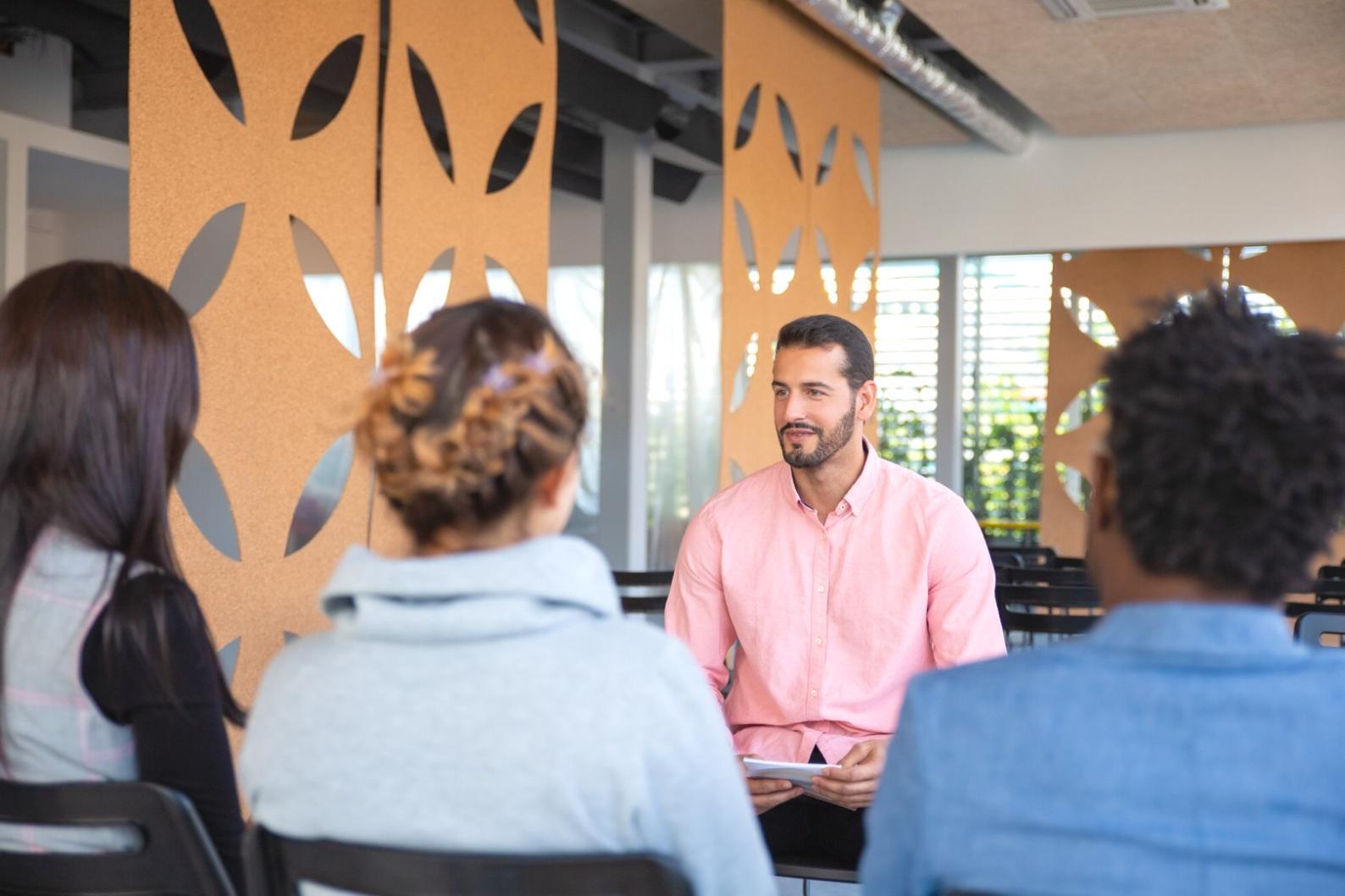 Studente che analizza metriche e dati di ricerca organica su schermo professionale