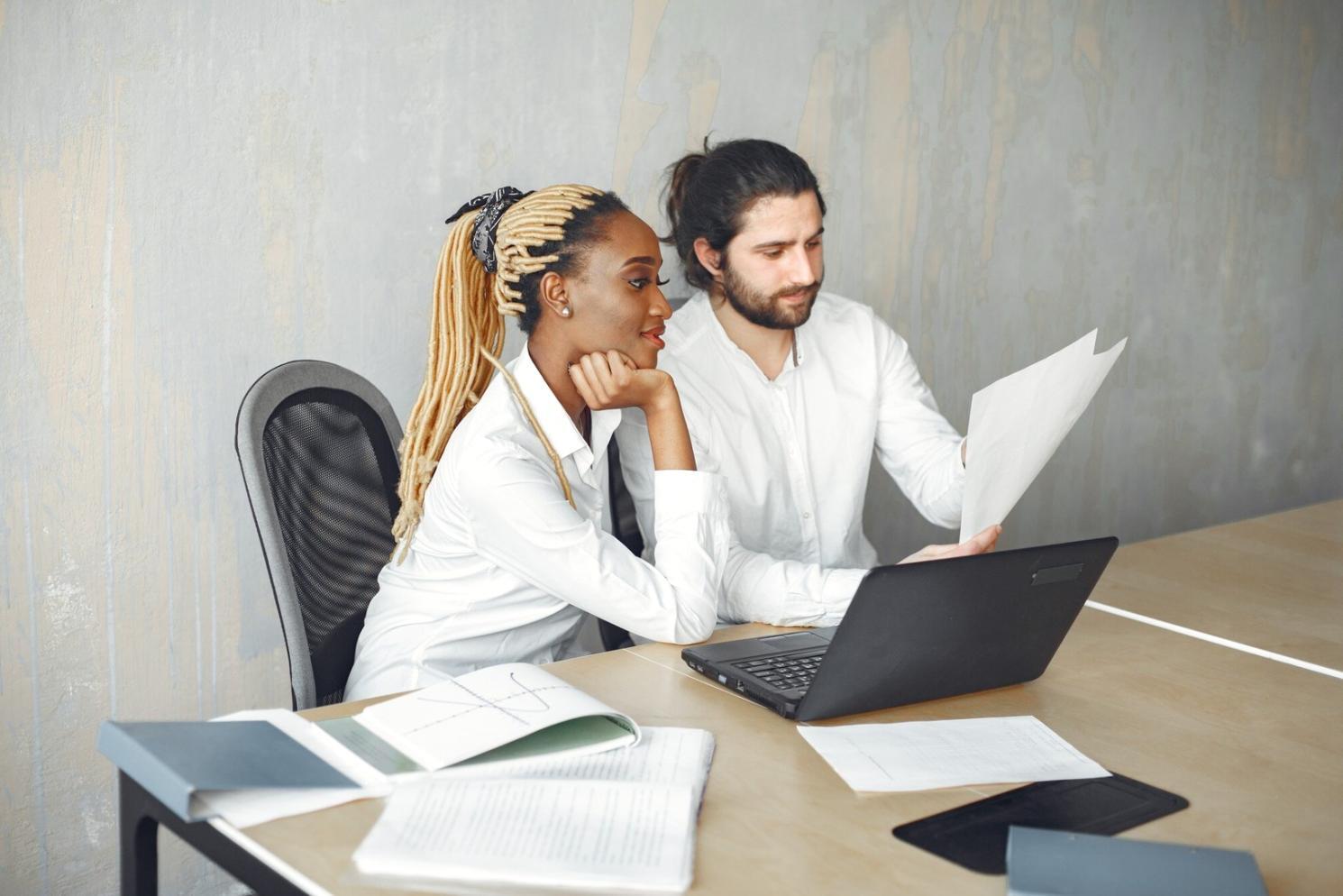 Ambiente formativo moderno con tecnologie aggiornate per l'apprendimento pratico